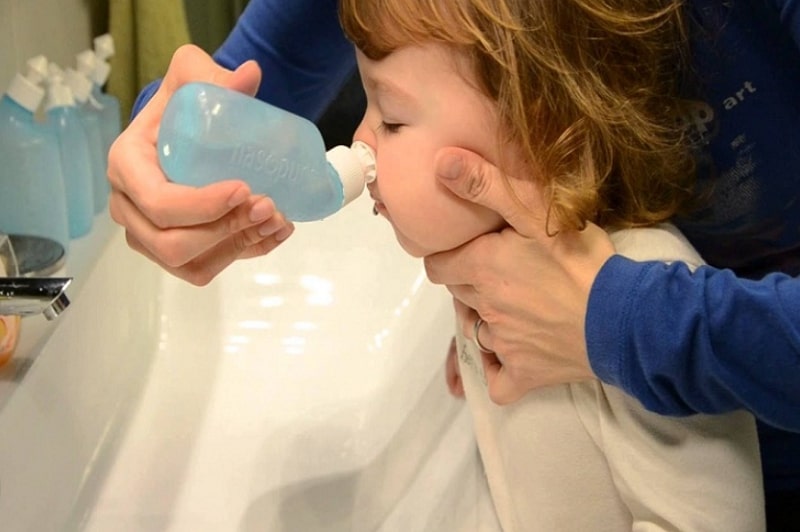 cách rửa mũi bằng nước muối sinh lý